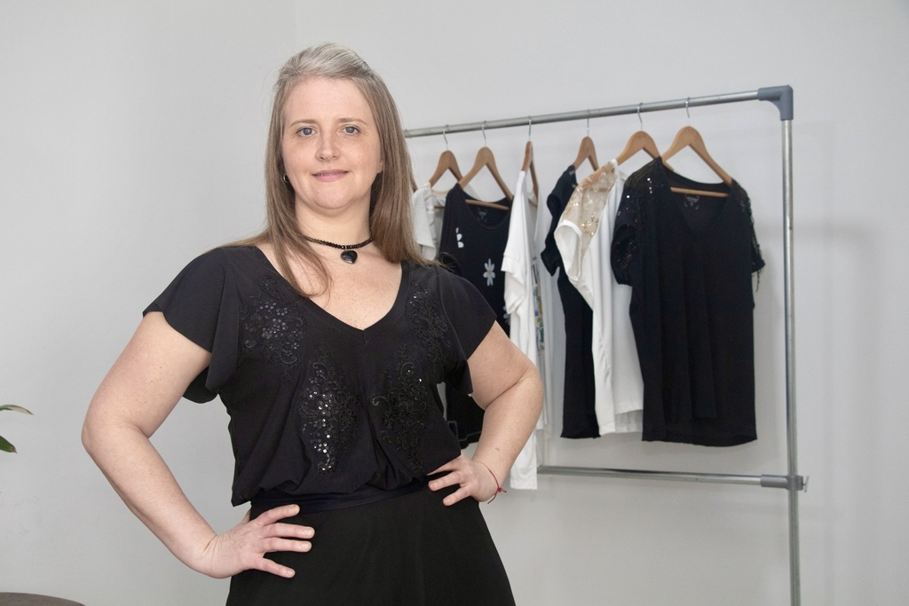 Remera Bianca bordada Negro