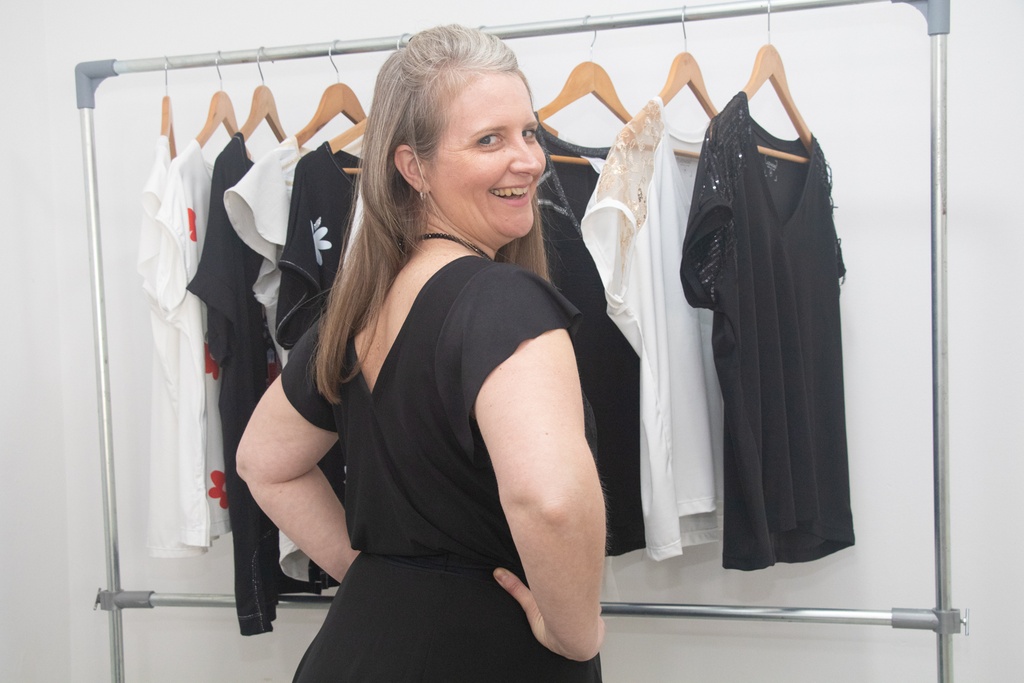 Remera Bianca bordada Negro