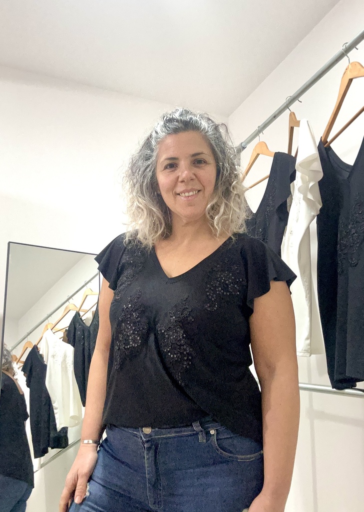 Remera Bianca bordada Negro